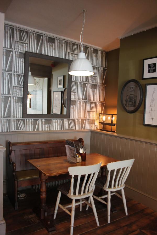 The Station Hotel West Byfleet Bagian luar foto