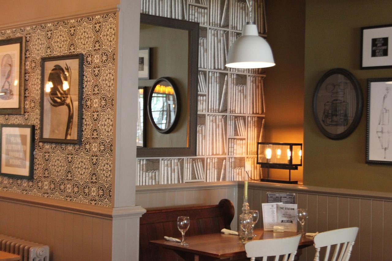The Station Hotel West Byfleet Bagian luar foto
