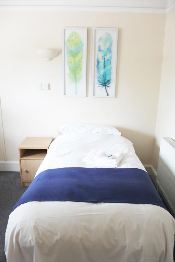 The Station Hotel West Byfleet Bagian luar foto