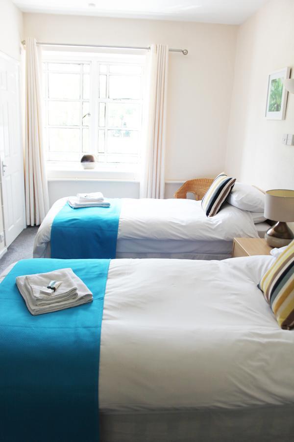 The Station Hotel West Byfleet Bagian luar foto