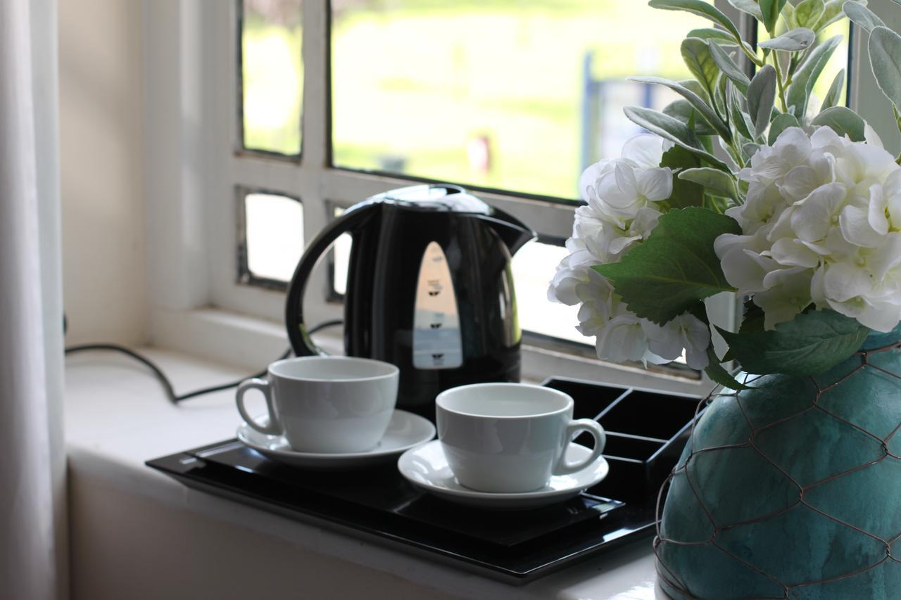 The Station Hotel West Byfleet Bagian luar foto