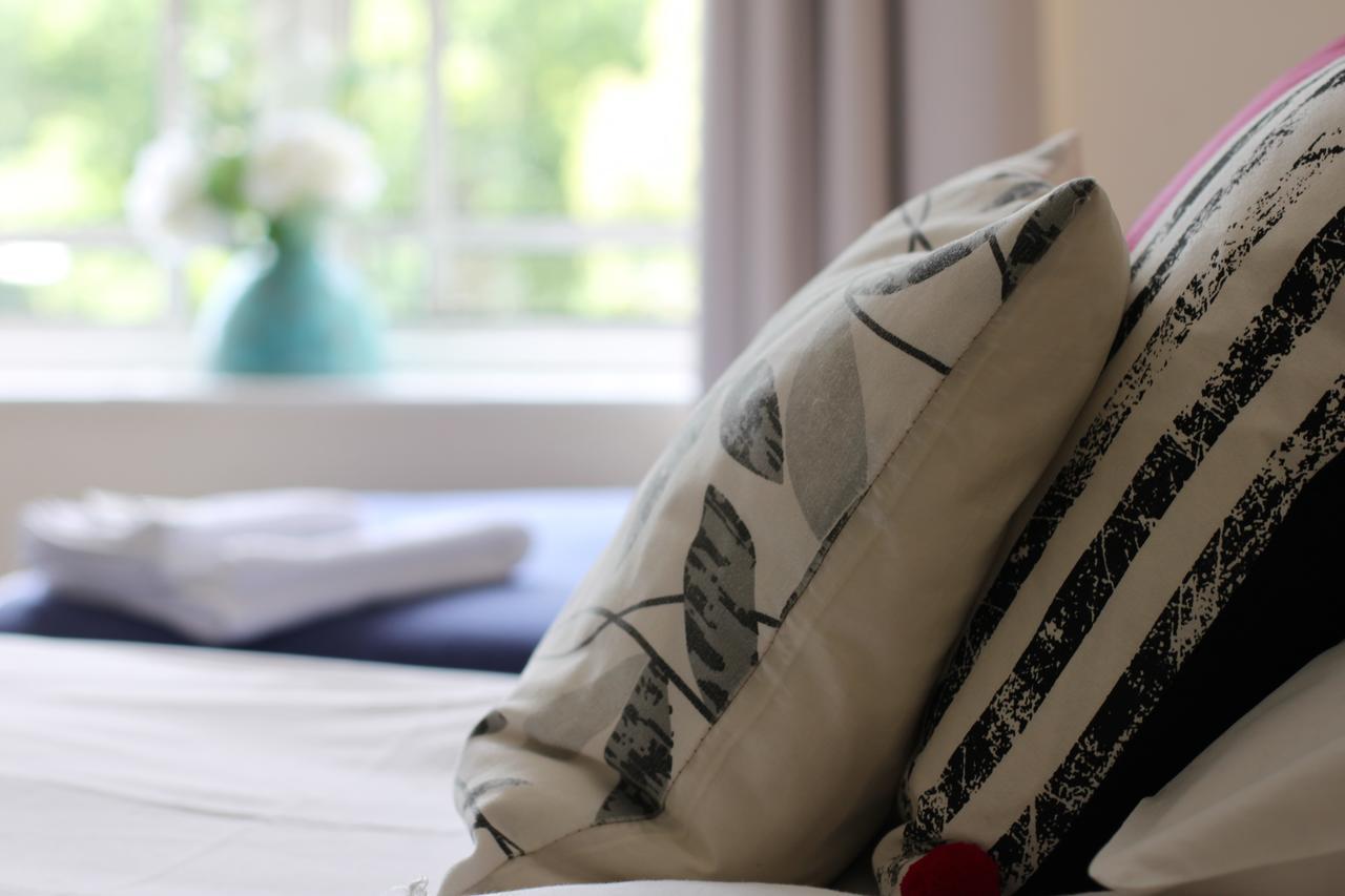The Station Hotel West Byfleet Bagian luar foto