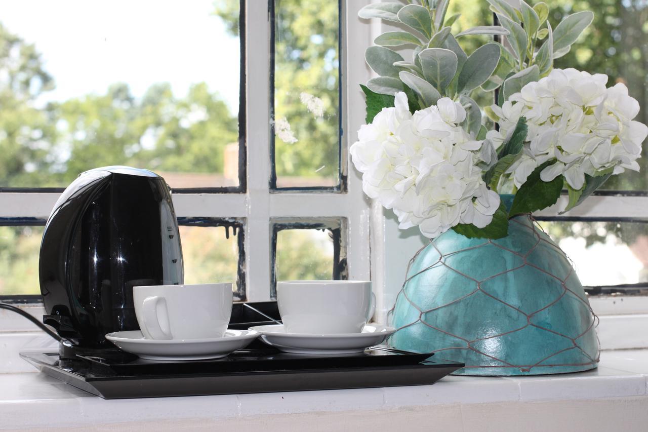 The Station Hotel West Byfleet Bagian luar foto