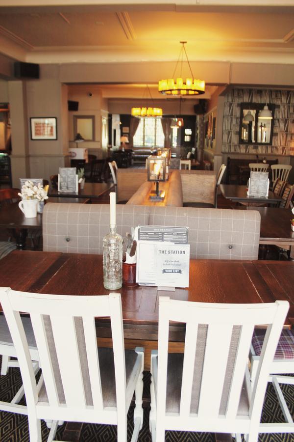 The Station Hotel West Byfleet Bagian luar foto