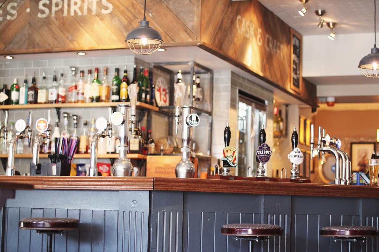 The Station Hotel West Byfleet Bagian luar foto